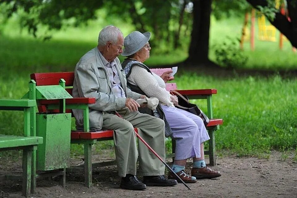 Пенсионеры на лавочке. Пожилые люди. Пенсионеры на скамейке. Старики.