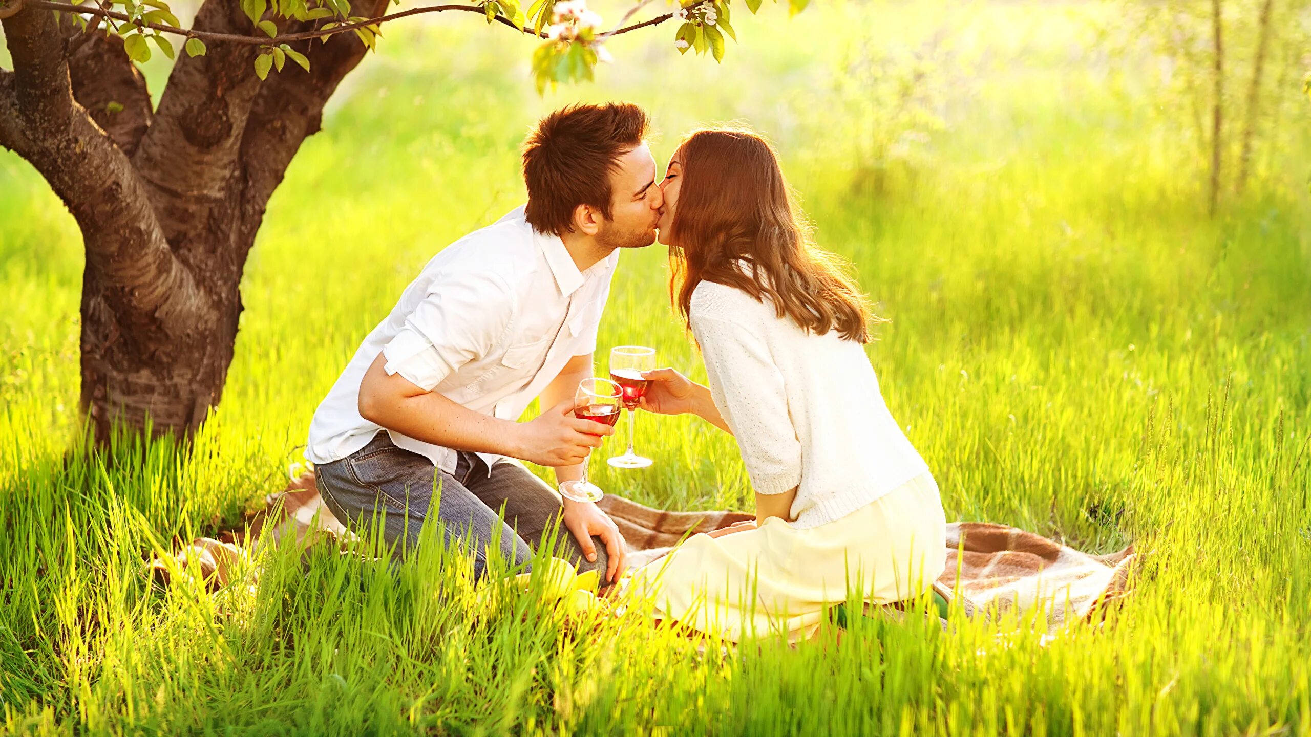 Счастливые мужчина и женщина. Женщина обнимает. Молодая влюбленная пара. "счастливая пара" (клаудио ринальди). Фотосессия в паре.