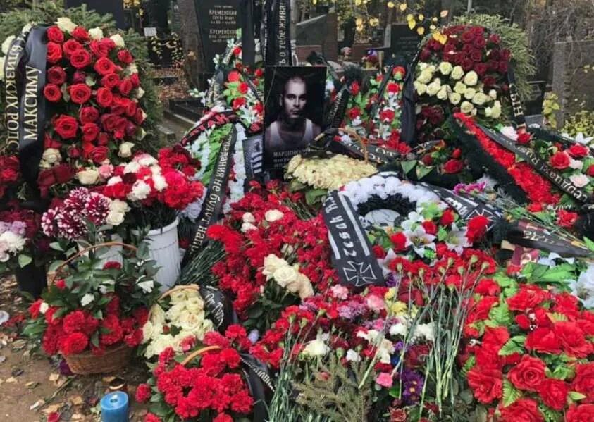 Кладбище рудник нижний тагил. Охранник кладбища. Охрана на кладбище. Сторожка на кладбище. Где сидит охранник на кладбище.