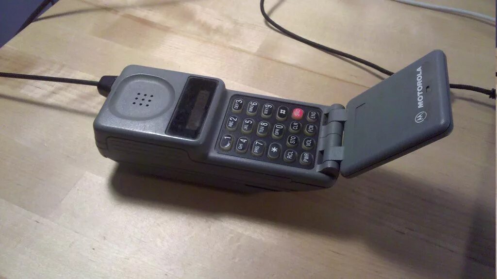 Телефон 90 е. Телефон 2000 Motorola. Моторола 1998. Motorola раскладушка с выдвижной антенной. Моторола 90.