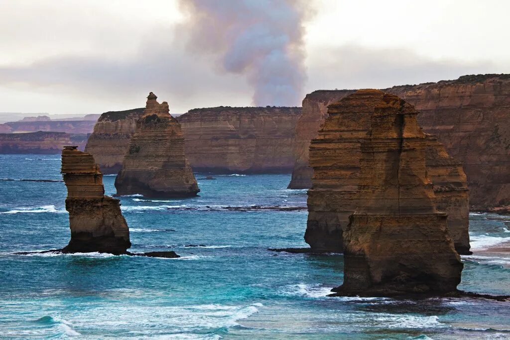 Двенадцать апостолов австралия фото. Двенадцать австралия. Двенадцать апостолов (австралия). Скалы двенадцать апостолов в австралии. 12 апостолов виктории австралии.