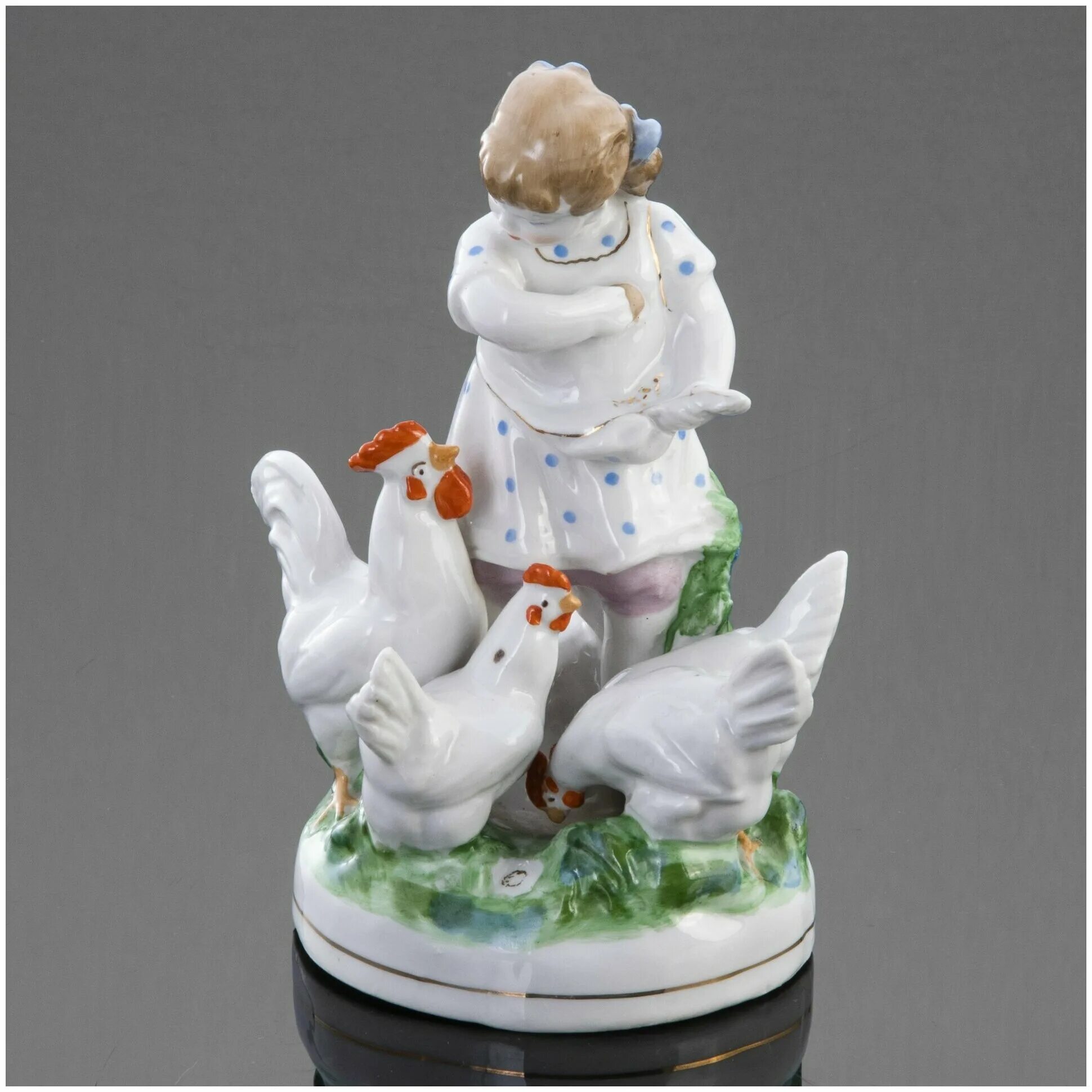 статуэтка девочка кормит кур. статуэтка девочка кормит кур. статуэтка дфз «девочка с кроликом». дулево фарфоровый завод статуэтка. скульптура девочка кормит кур.