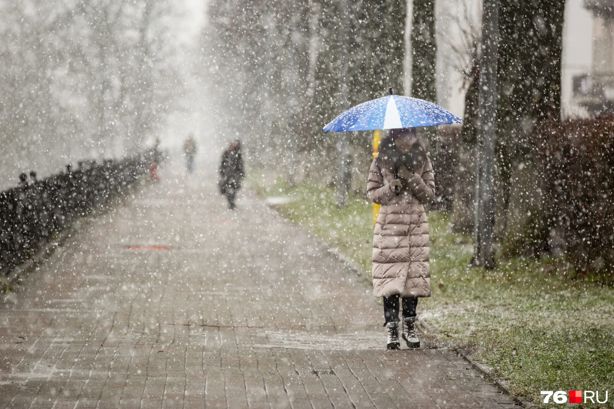 И шли дожди минус. И шли дожди минус. Воронеж дождь. Песня про дождь текст. Неоконченный роман ноты для фортепиано.