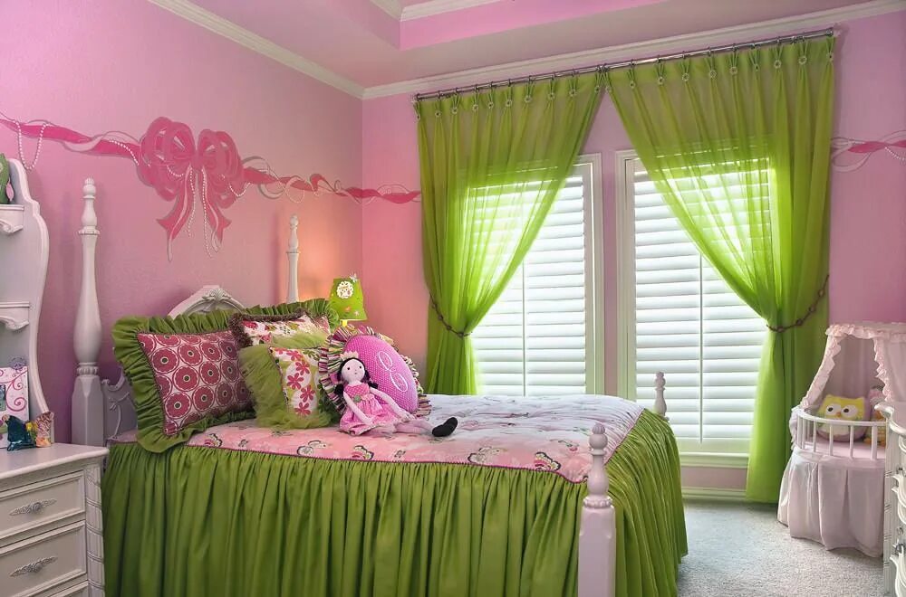 Шторы к салатовым стенам. Спальня в зелено розовых тонах. Занавески в комнату для девочки. Яркие шторы.