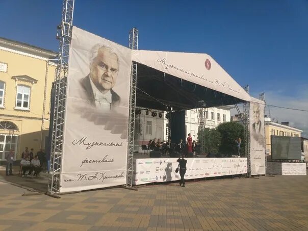 Памятник ленину елец. Ленин елец режим работы. Табличка школы на здании. Ленина 80а елец. Памятник ленину елец.