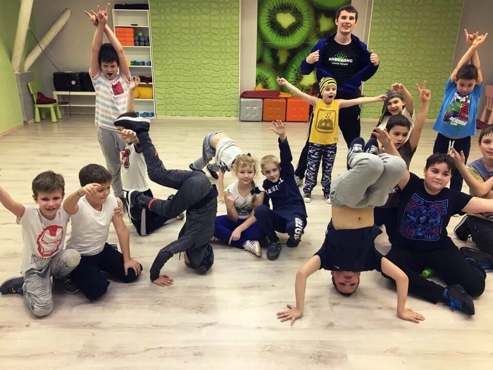 Школа танцев. Школа танцев брейк. Брейк данс школа. Break Dance школа танцев. Первая школа танца