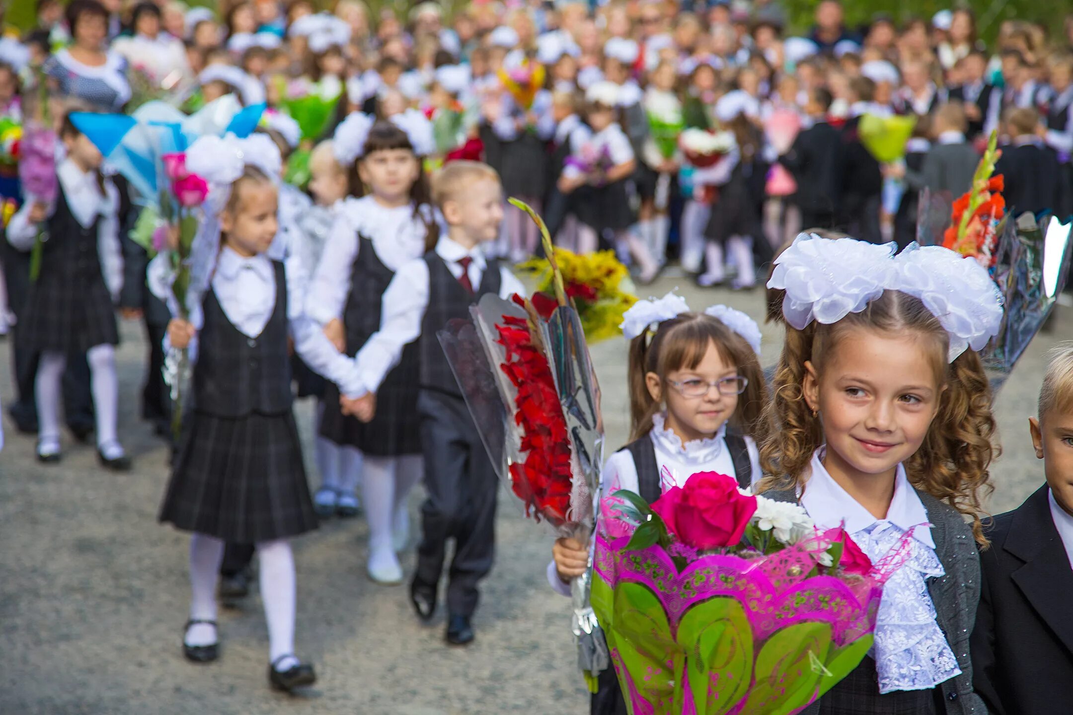 Первое сентября. Первоклассники. Первоклассники на линейке. Линейка в школе. Пошли на линейку