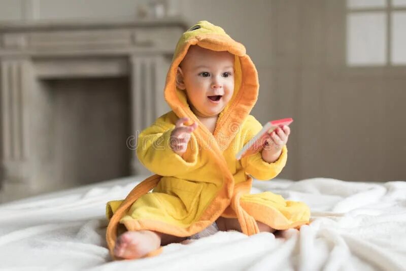 Baby and yellow. Малыш желтый. Малоы ш в желтом. Младенец в желтом. Ребеночек в желтом.