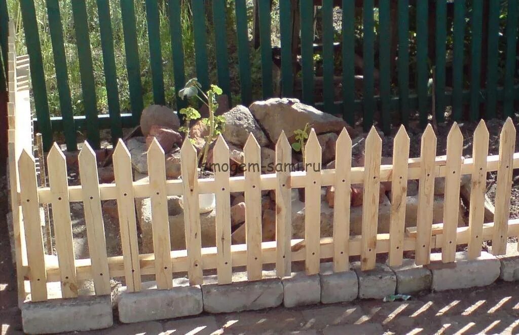 Палисадник из штакетника деревянного фото Деревянный забор шахматка под ключ цены на забор в СПб от производителя