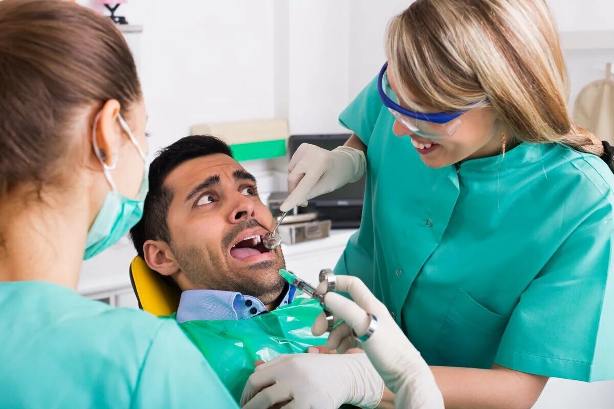 Стоматолог и пациент. Пациент боится стоматолога. Шпак стоматолог