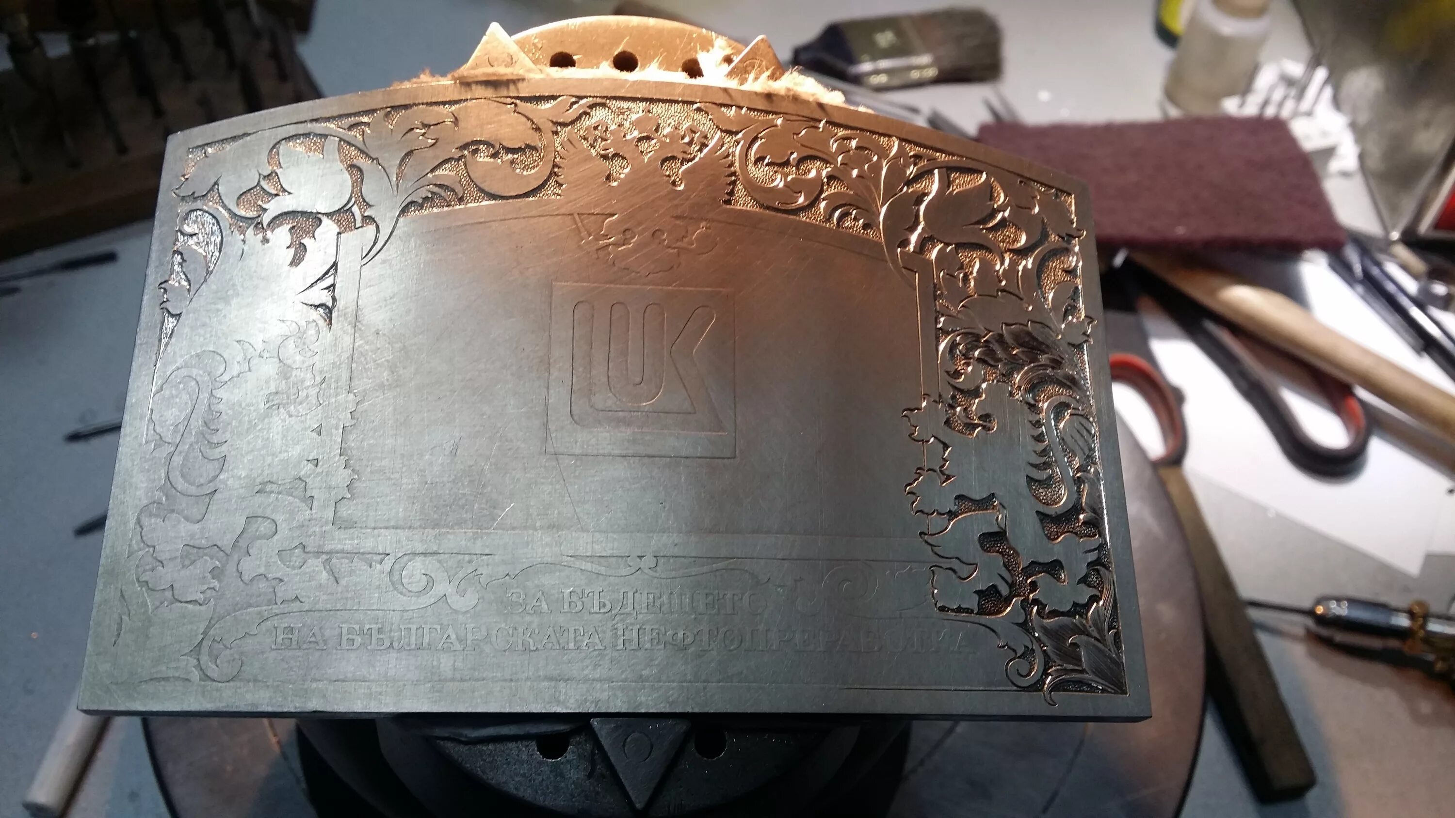 Лазерная гравировка. Лазерная гравировка. Гравировка знака на зажигалках. Гравировка завод. Лазерная гравировка на кружках.