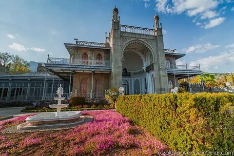 В очень красивом месте стоит коралловый дворец
