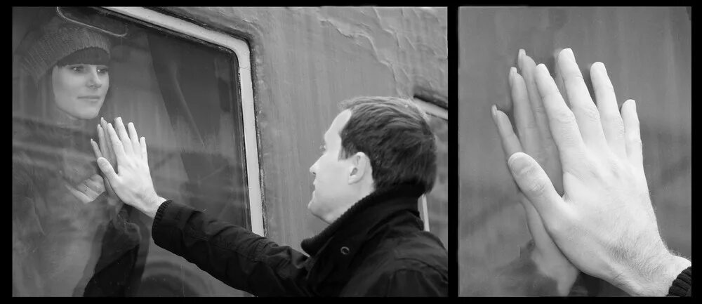 Прощание рукой. Руки через стекло. Руки через стекло поезда. Рука на стекле поезда.