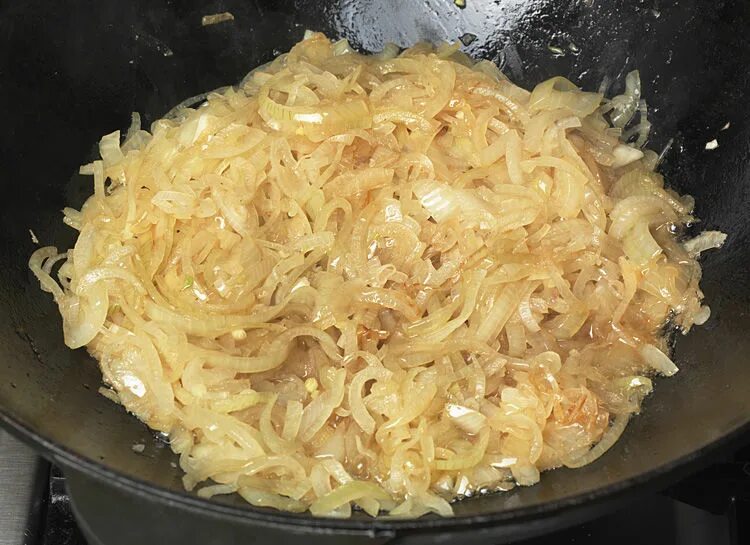 Как потушить капусту без мяса на сковороде. Тушеная капуста с луком. тушёная капуста с котлетами. капуста тушёная на сковороде. пюре с тушеной капустой.
