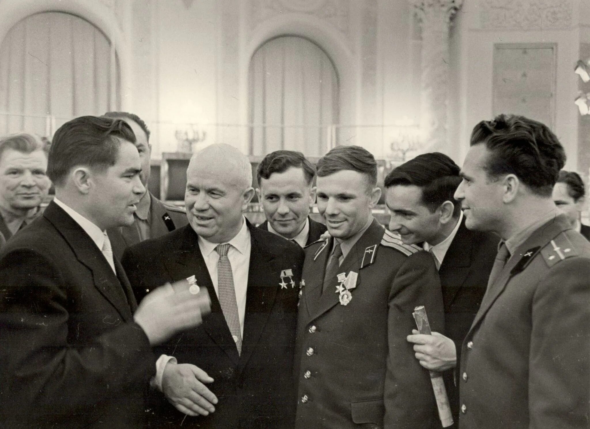 Первая награда гагарина после полета в космос. Брежнев Гагарин Хрущев. Терешкова Гагарин Хрущев. Хрущев и Гагарин 1961. Гагарин на приёме в кремле1961.