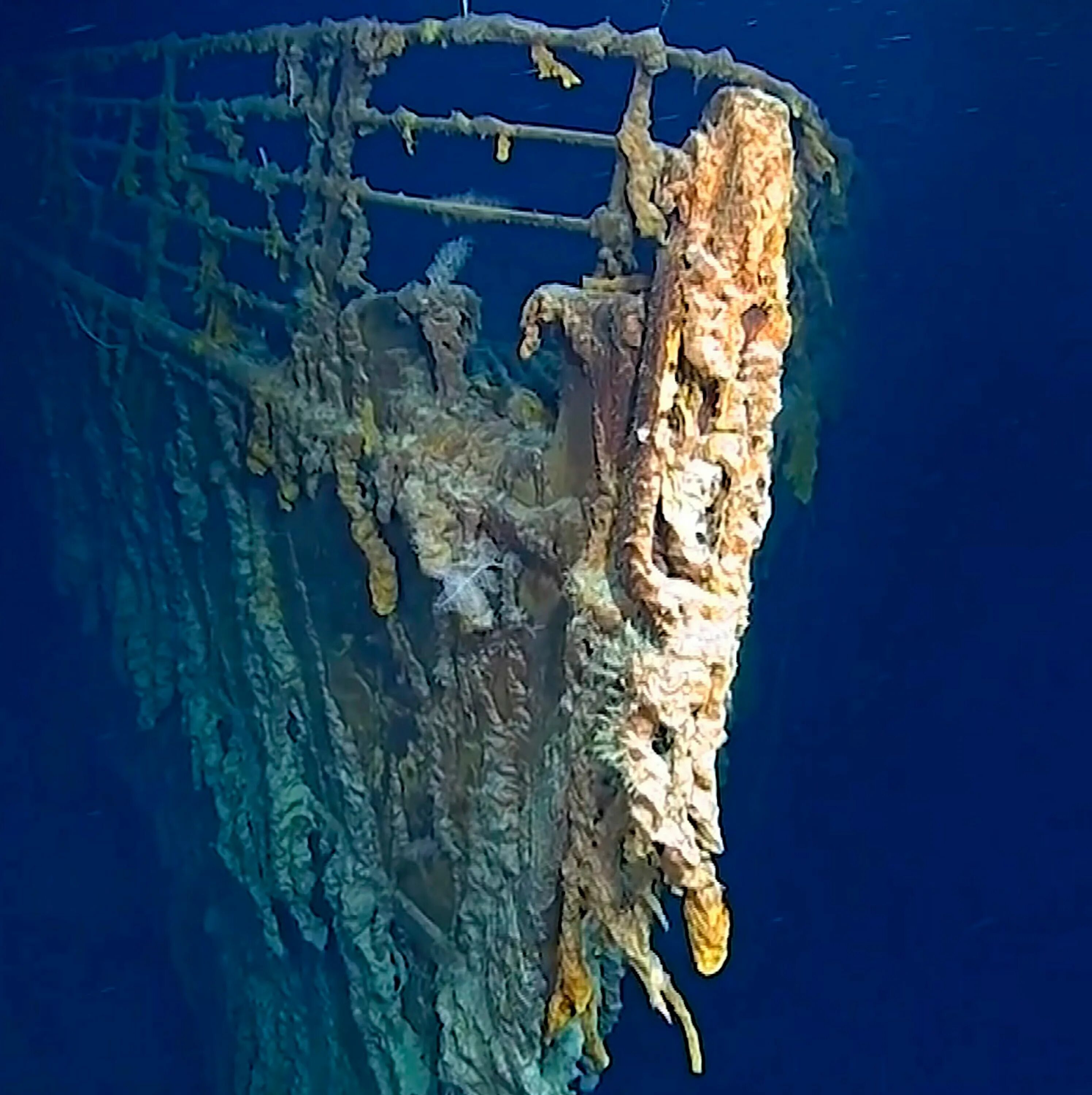 Крушение дату. Титаник затонул в 1912. Атлантический океан Титаник. Титаник на дне. Атлантический океан Титаник сейчас.