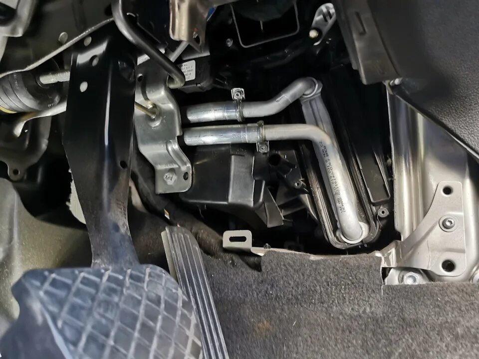 Радиатор печки skoda octavia a5. Радиатор печки шкода суперб 2. Замена радиатора печки шкода суперб 1 поколения. Радиатора печки волга режем моторный щит. Радиатор отопителя skoda superb 1.