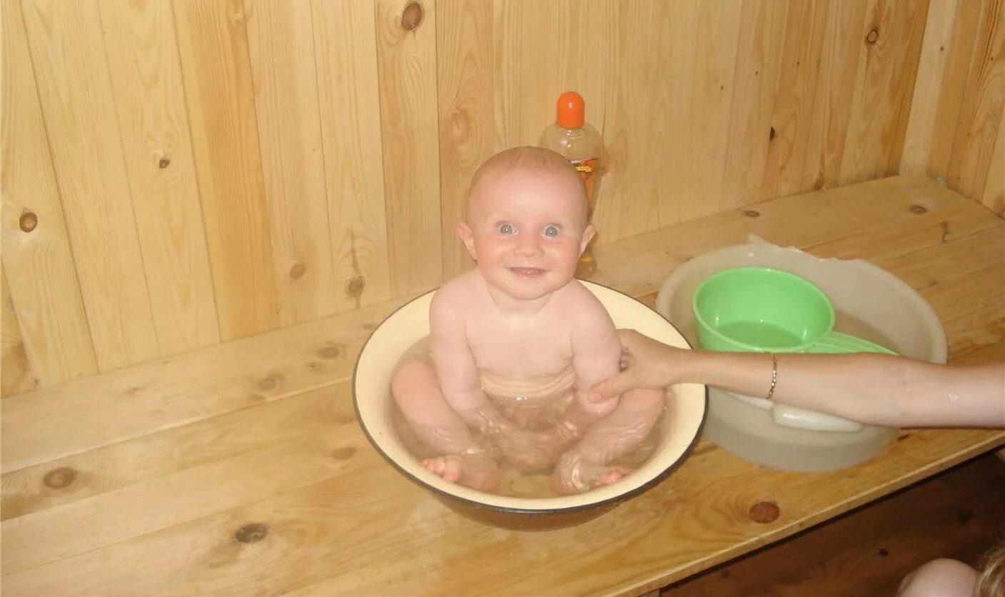 Ребенок с температурой в баню. Малыш в сауне. Купание в бане. Дошкольники в бане. Баня с детками.