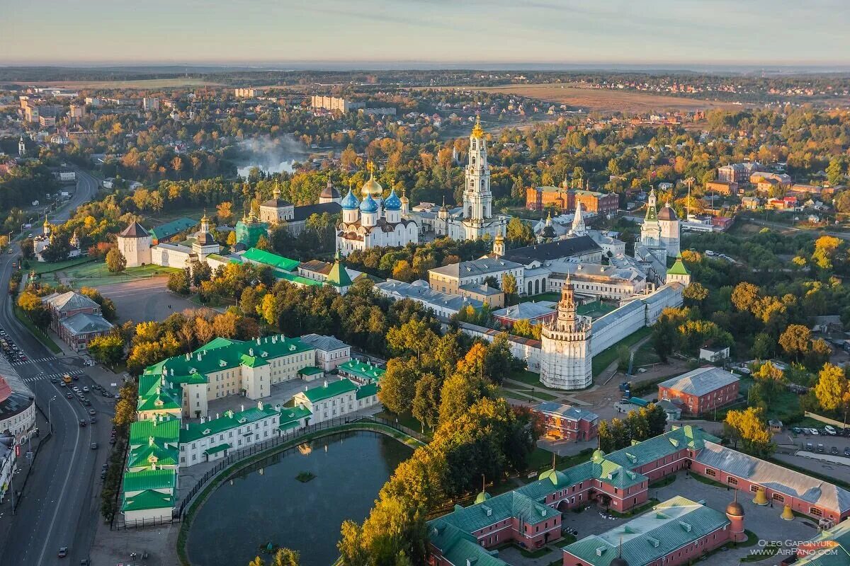Троице-сергиева лавра вид сверху. Троице-сергиева лавра сергиев посад. Сергиев посад достопримечательности. Вид на лавру сергиев посад с блинной горы. Ярославль троице сергиева лавра.