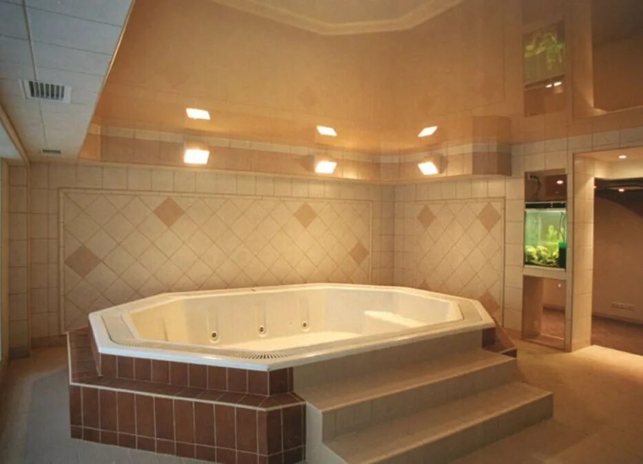 Можно ли в ванной делать натяжные потолки. Потолок в ванной. Потолок в ванную комнату. Натяжной потолок в ванной. Отделка потолка в ванной.