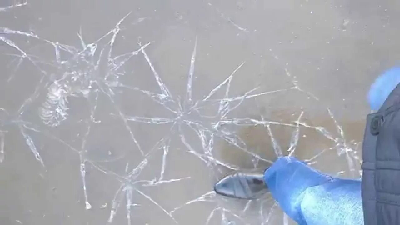 По льду пошли трещины