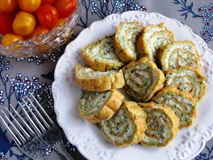 Кабачковый рулет с творожным. Рулетики из кабачков с разными. Цуккини рулеты фаршированные. Кабачковые рулеты пп. Цуккини рулеты фаршированные.