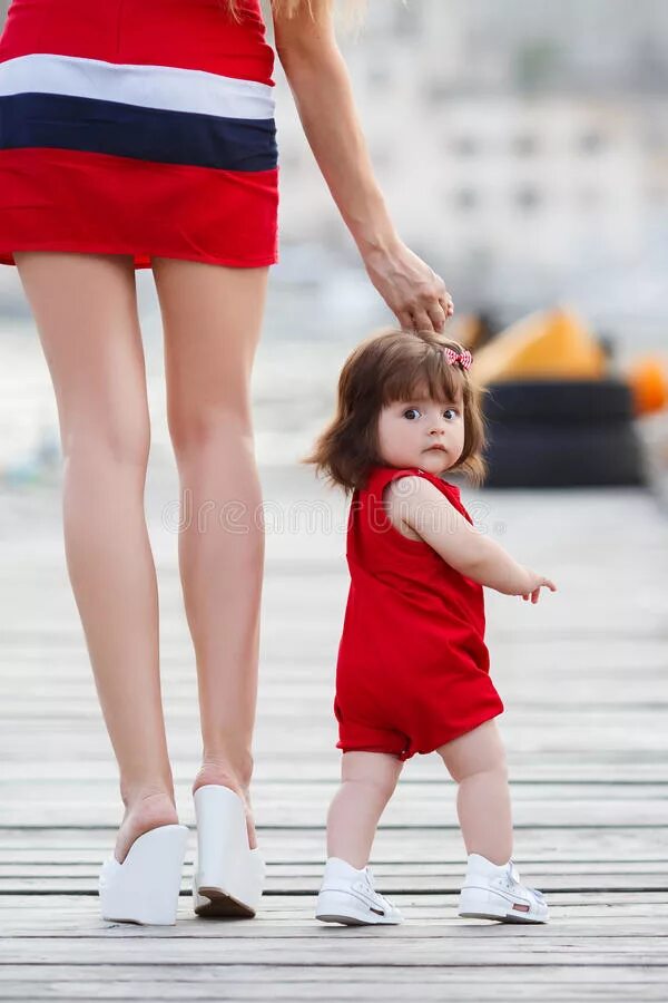 Ножки Дочки. Дочь ноги. Красивые ножки дочери. Маленькая дочка идёт к маме. Мама и дочь ноги