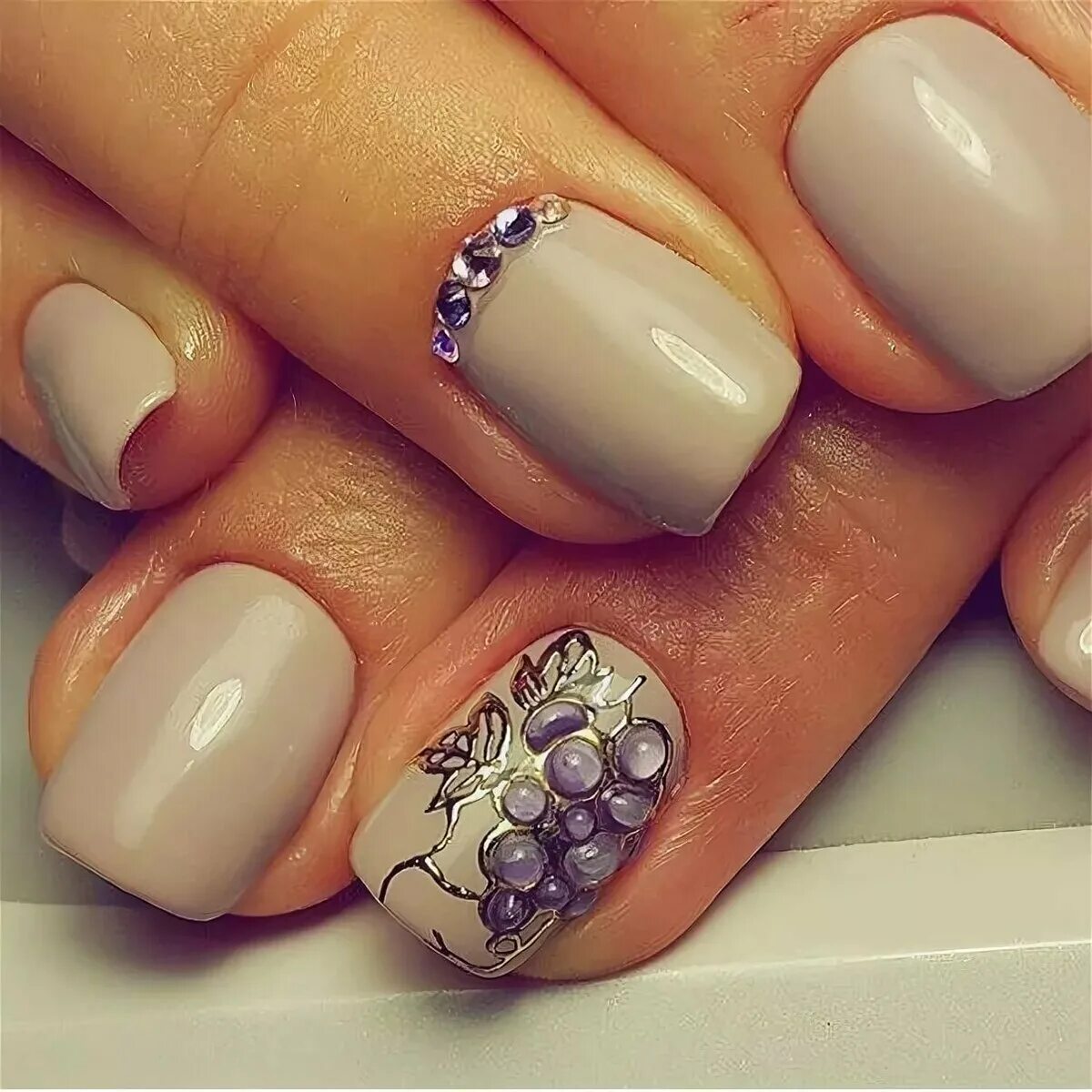 Лак со стразами. Ногти короткие. Гель лак со стразами. Розовый маникюр на короткие ногти. Маникюр на короткие.