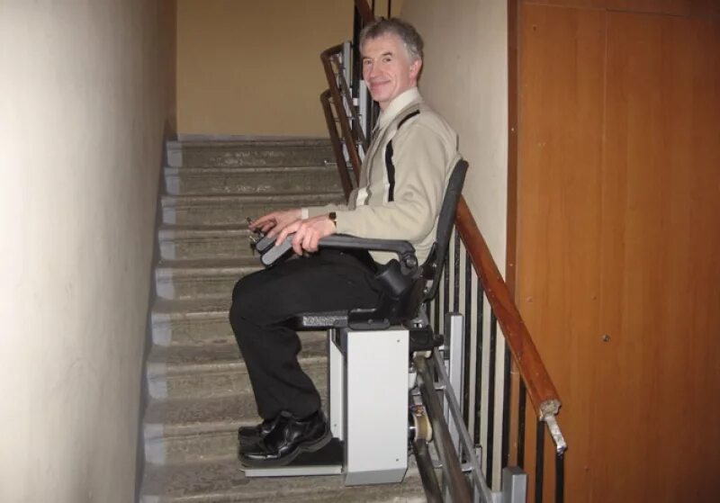 Подъемные по службе. Подьемникидля инвалидов БК 160. Лестница для инвалидов. Приспособление для лестницы для инвалидов. Подъемник для инвалидов в подъезде.