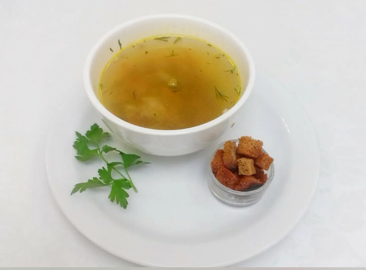 Бехтерев бульон. Суп консоме. куриное консоме. бульон с сухариками. куриный бульон с сухариками.