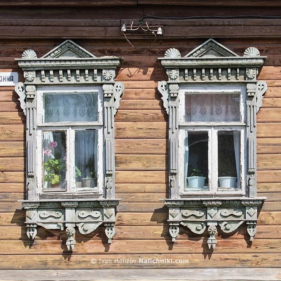 Окна старинный дом. Наличники старинные. Наличники на окна. Резные окна. Старые оконные наличники.