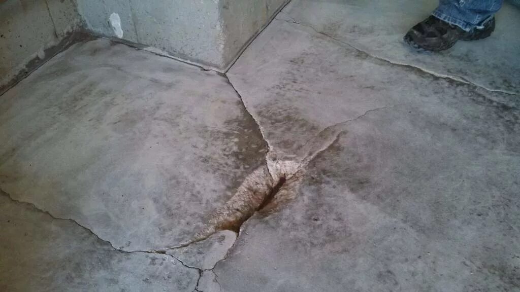 Трещина в полу. Цементно-Песчаная стяжка пола трещины. Трещины в бетонном полу. Трещины в стяжке пола. Выбоины в бетонном полу.