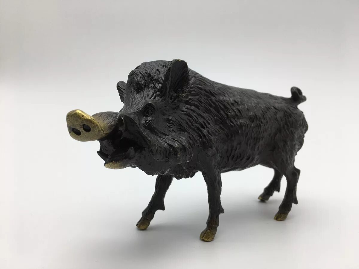 фигурка кабана из бронзы. бронзовая фигурка кабана. бронзовый кабан скульптура. фигурка кабан. бронзовая фигурка кабана.