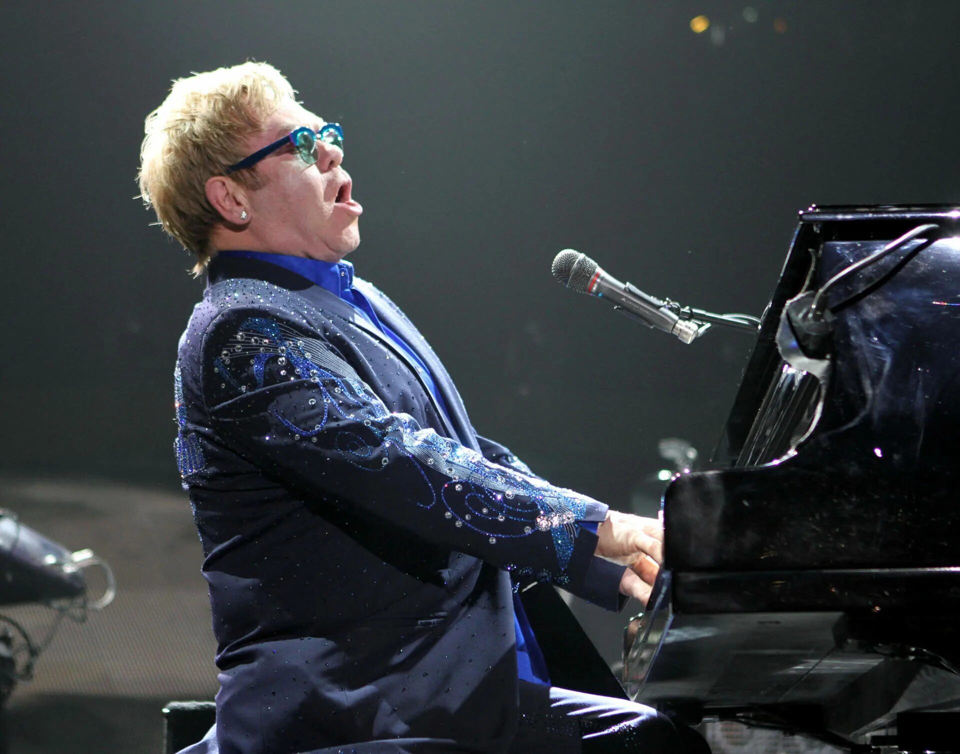 Elton john rock. Элтон Джон. Elton John - Elton John. Элтон Джон 1997. Элтон Джон глэм рок.