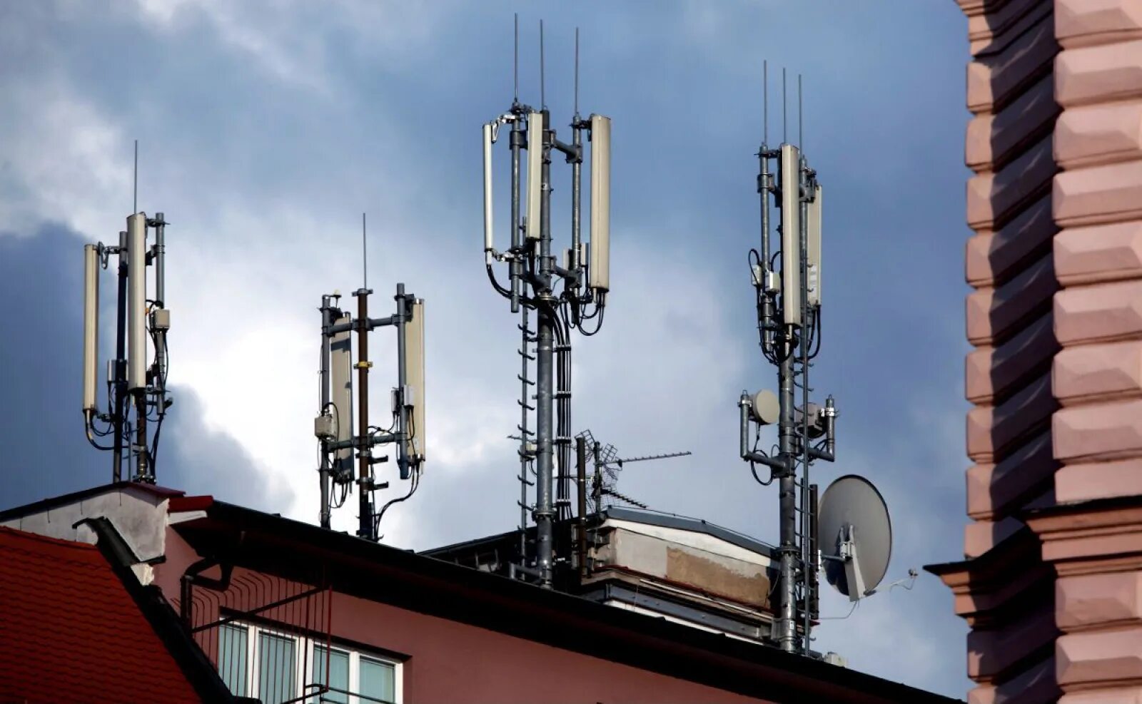 Операторы связи в многоквартирных домах. Вышка сотовой связи 5g. антенны сотовой связи 5g. вышки 5g в ревде. базовая станция 5g.