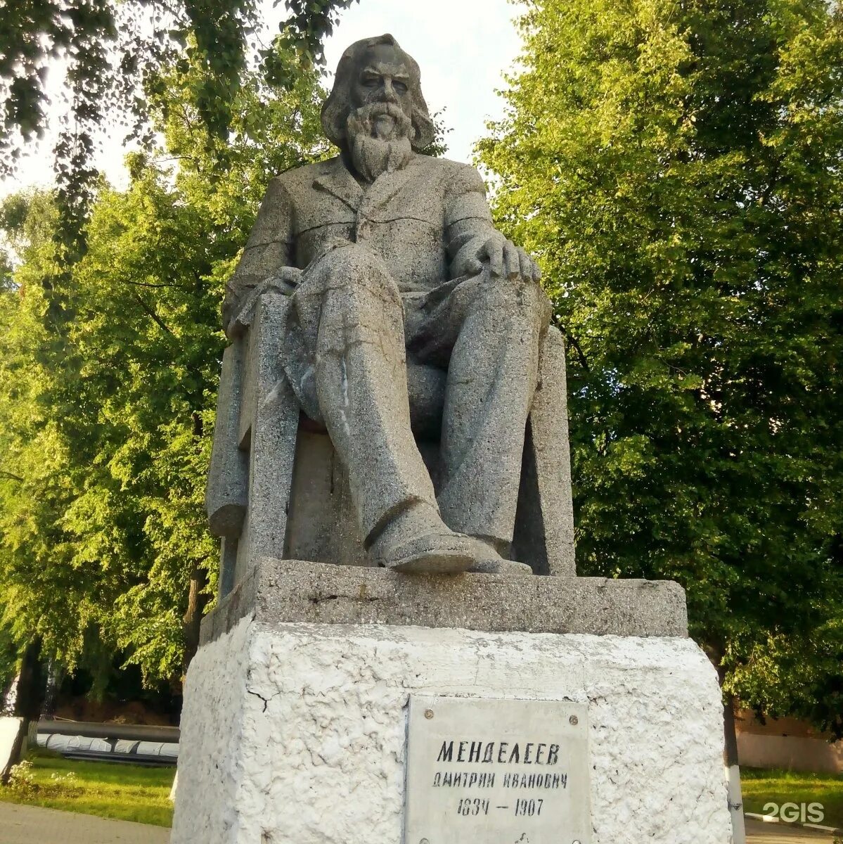 Родина менделеева область. Менделеев памятник Тобольск. Памятник Менделееву в Новомосковске.