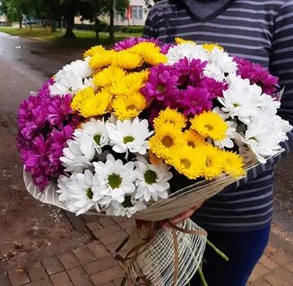 Выпускники 11 а покупают букеты цветов