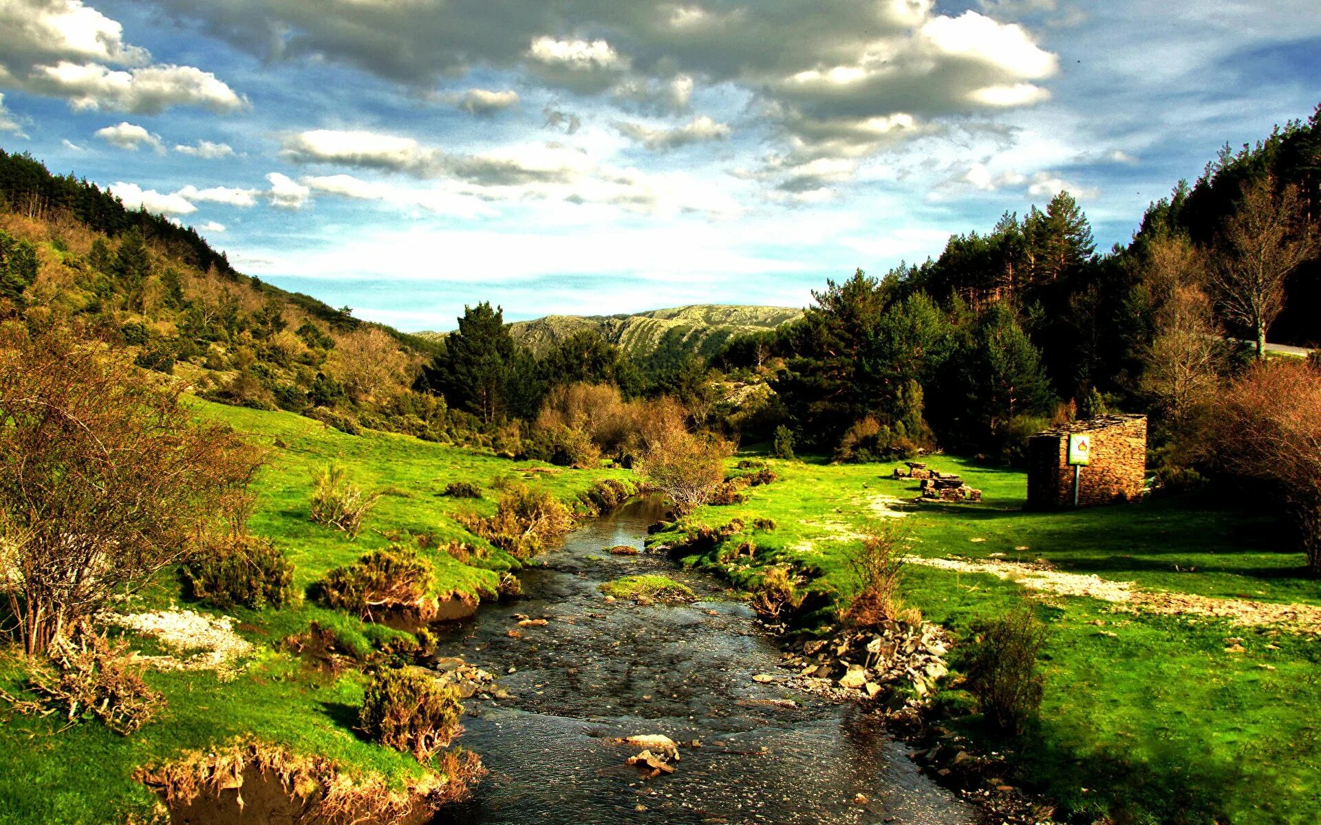 Природа Испании Кантабрия. Горный ручей Испания. Ландшафт Испании. Холмы Испании.