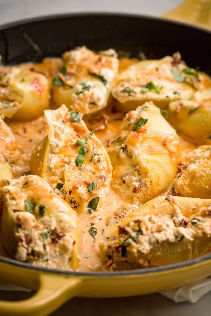Макароны набивать фаршем. Жюльен в больших ракушках (конкильони). фаршированные макароны ракушки. большие фаршированные макароны. паста ракушки фаршированные.