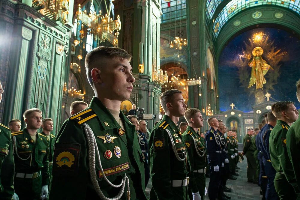 Главный военный храм Вооруженных сил Российской Федерации солдаты. Солдат в храме. Православный военный храм. Солдаты в церкви.