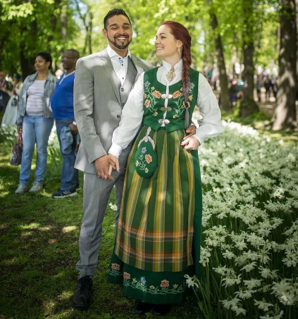 Национальная одежда страны. Бунад Норвегия свадьба. Свадьба в национальных костюмах. Традиционный свадебный костюм. Национальные Свадебные костюмы.