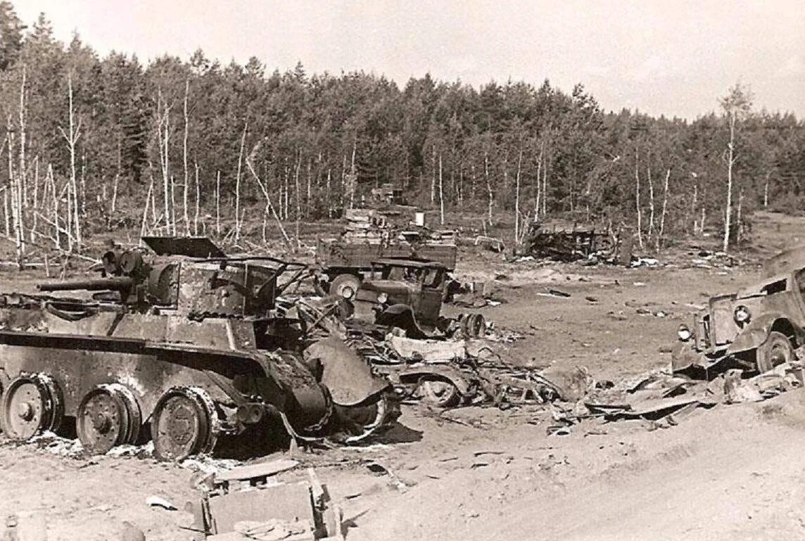Танк т-26 1941. Киевский котел 1941 уничтоженная техника. Разбитая техника ркка 1941. 41 год техника. 41 год техника.