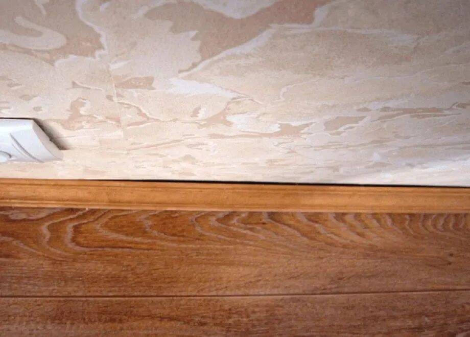 Плинтус на кривые стены. Щель между плинтусом и стеной. Закрыть щель между шкафом и стеной. Бордюрная лента для ванны самоклеящаяся. Щель между плинтусом и полом.