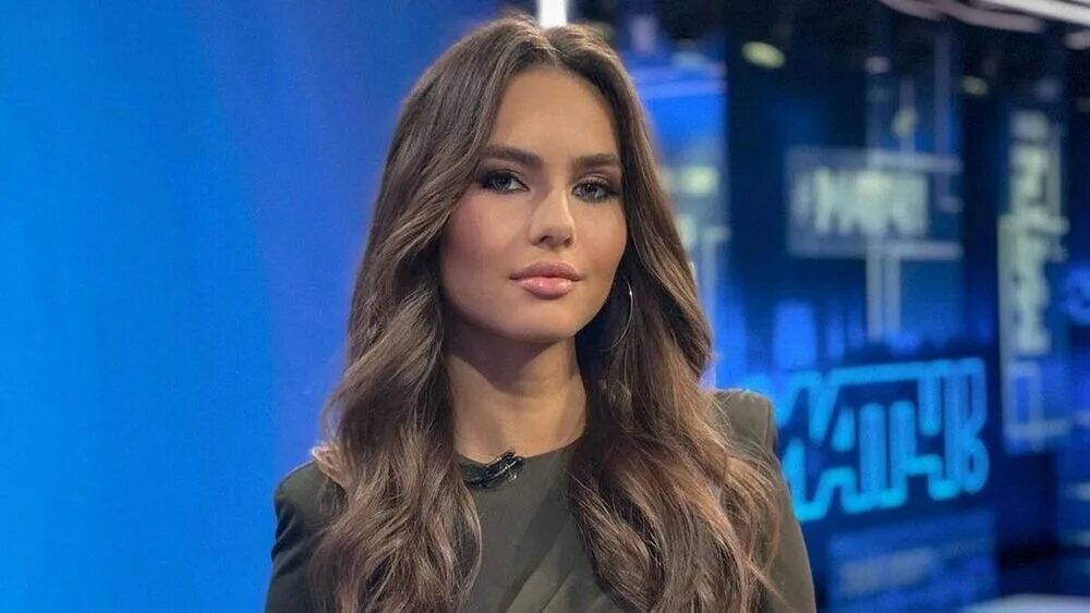 Как зовут сотрудницу матч