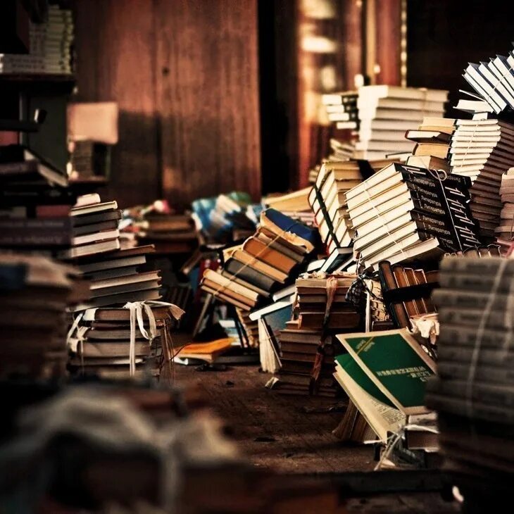 Много книг 2. Беспорядок в библиотеке. много разбросанных книг. разбросанные книжки. груда книг.