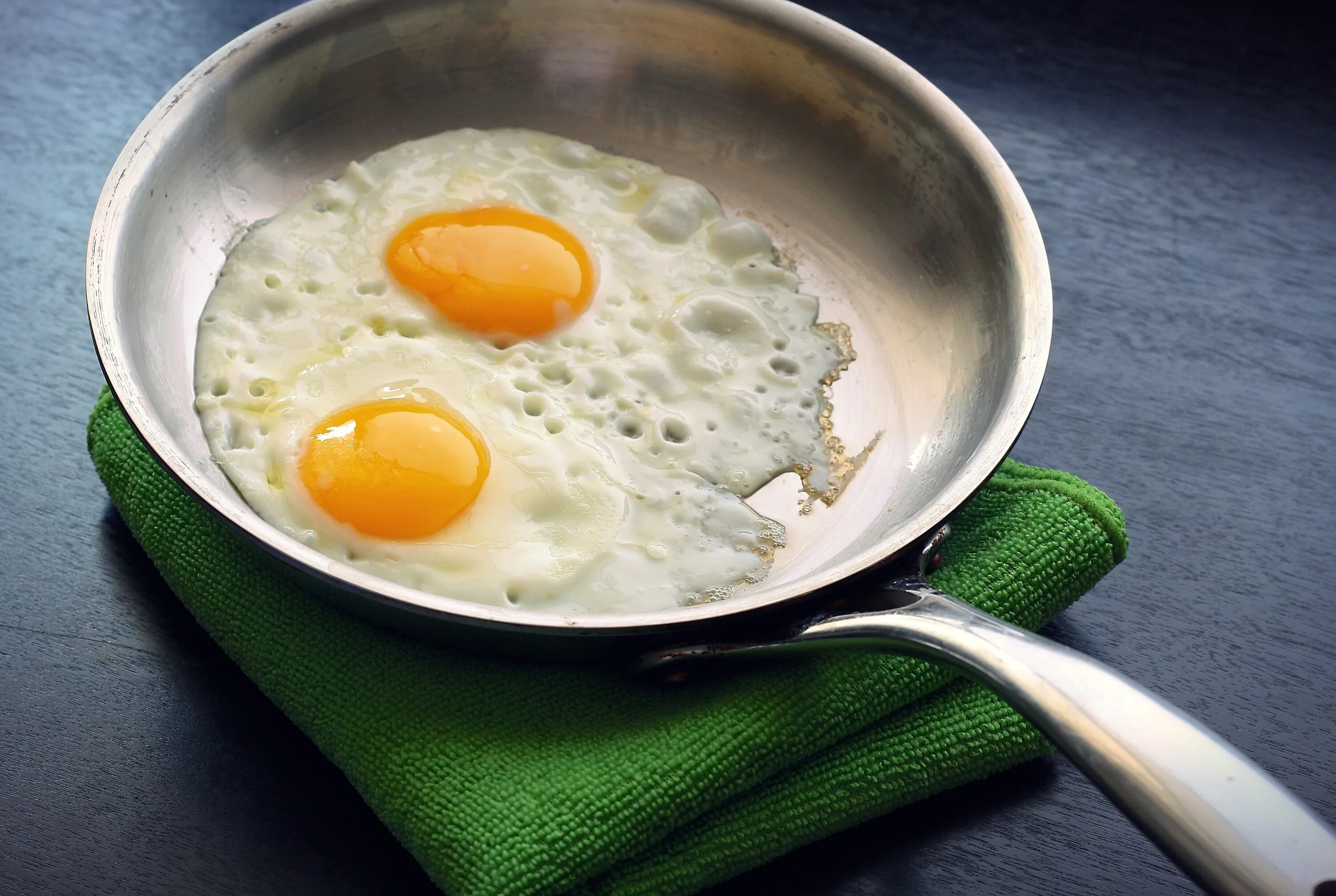 Cooked egg. Яичница. Жареные яйца. Яичница глазунья. Оригинальная яичница.