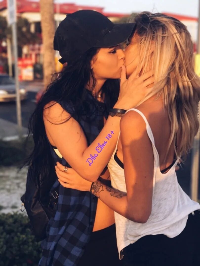 Девочки с другом целуются. Две девушки. Поцелуй девушек. Красивые девушки целуются. Поцелуй двух девушек.