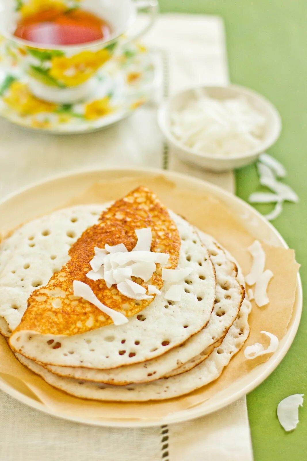 Мука блинная кружевное. Блины на кокосовом молоке рецепт с яйцами. Блины на кокосовом молоке рецепт с яйцами. Блины из кокосовой муки без сахара. Блинчики на кокосовом молоке и овсяной муки.