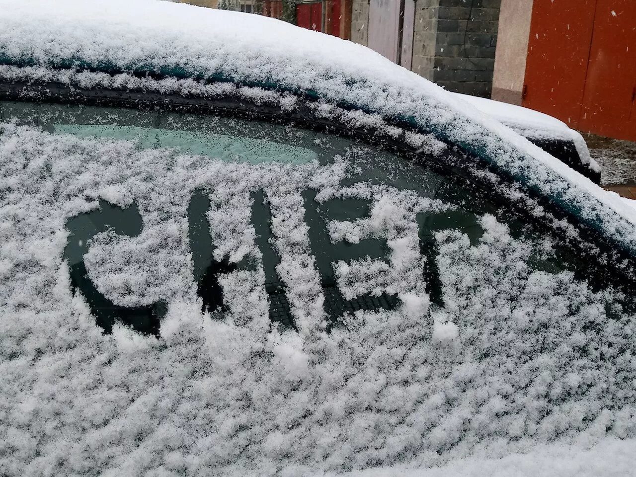 Первый снег. Открытки с первым снегом. Первый снег надпись. Первый снег надпись на снегу. Почему на улице снег