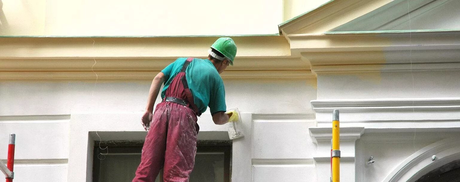 Штукатур маляр. 6 рабочих красят здание за 4 дня. 6 рабочих красят здание за 4 дня. 6 рабочих красят здание за 4 дня. Многоэтажный дом покраска фасада.